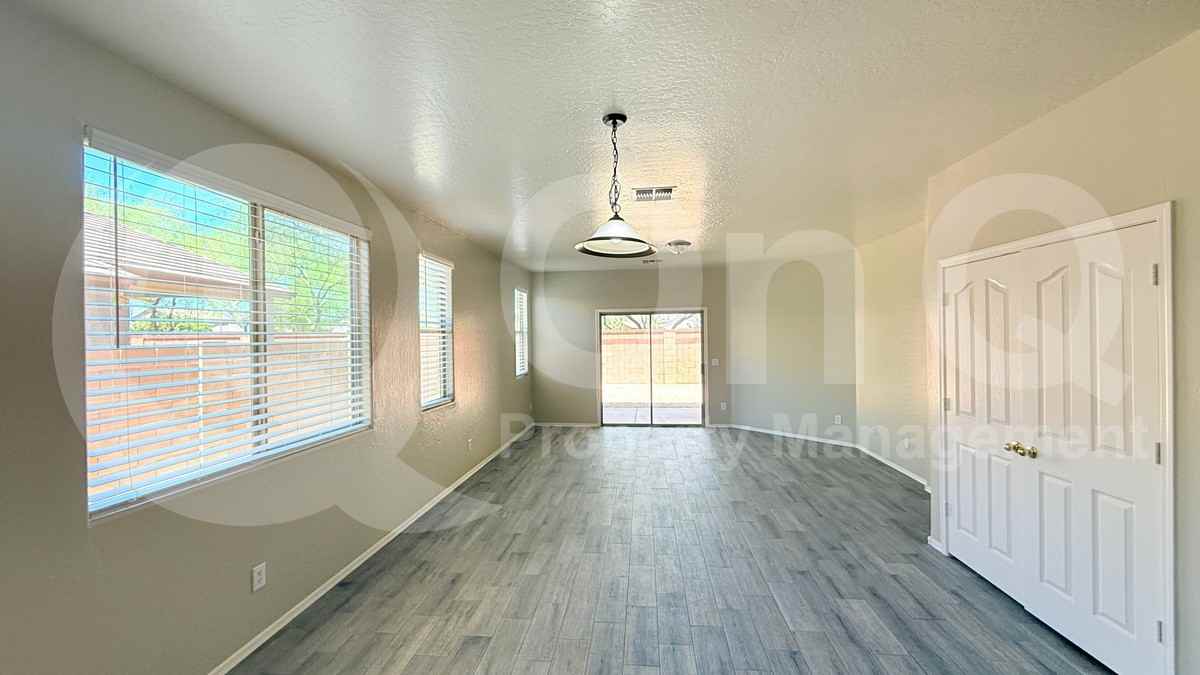 15238 W Jefferson St - Photo 7 of 33