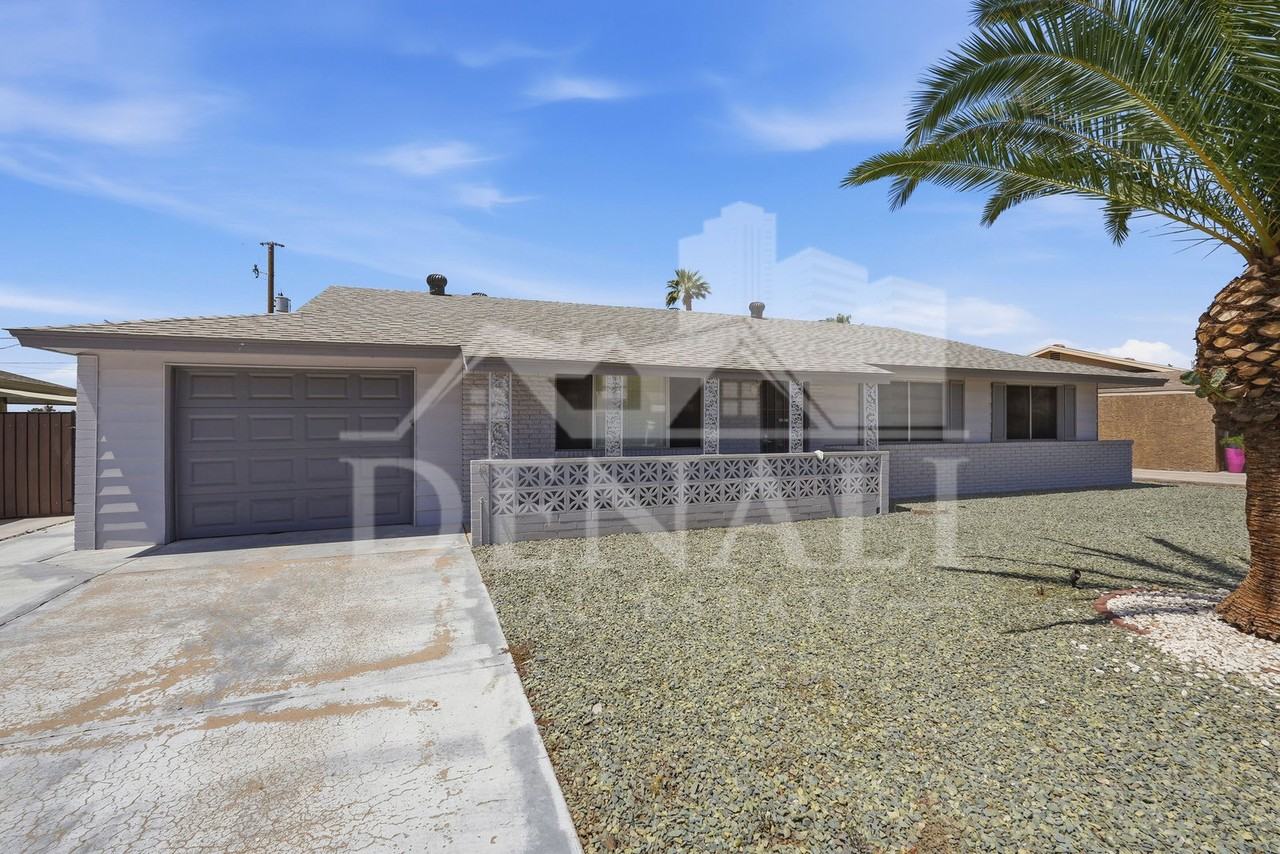10747 W Hope Dr - Photo 2 of 27