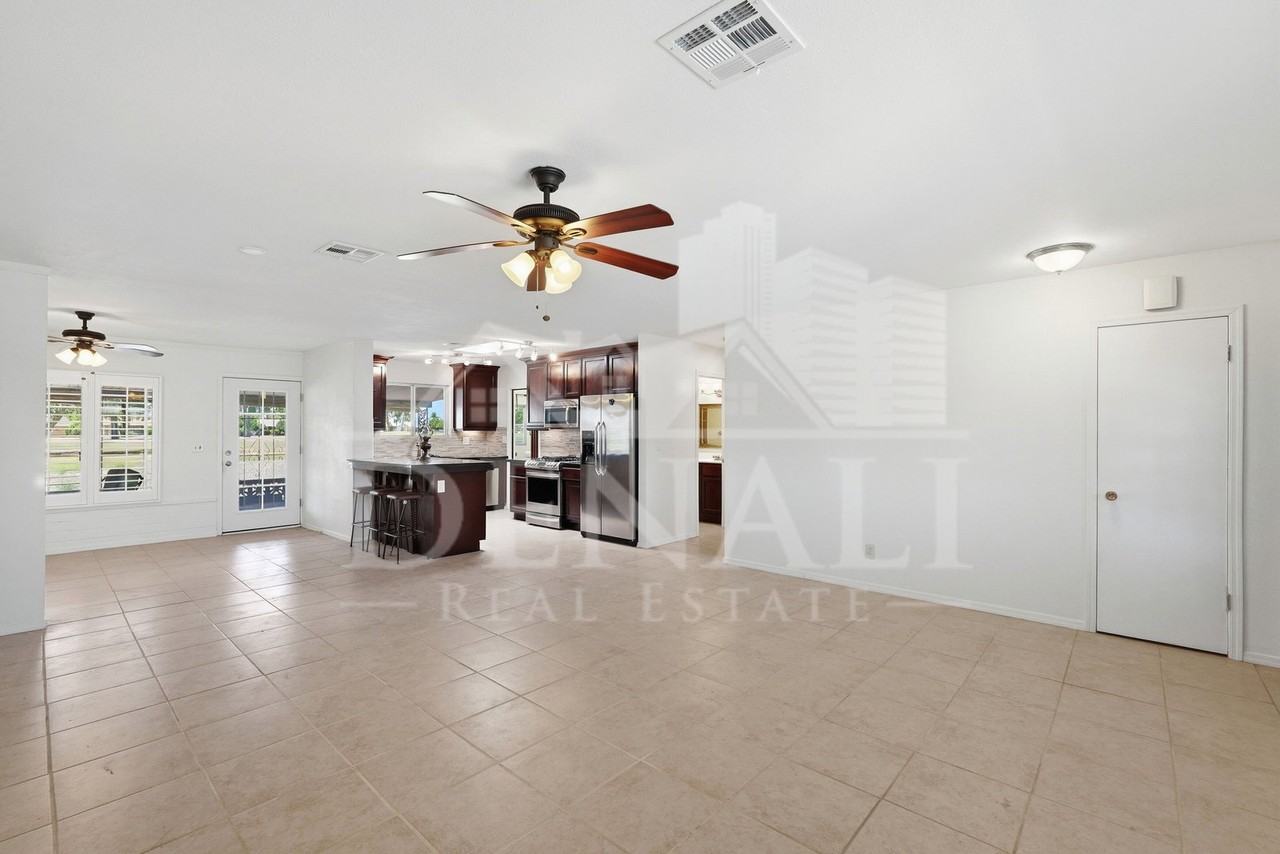 10747 W Hope Dr - Photo 4 of 27