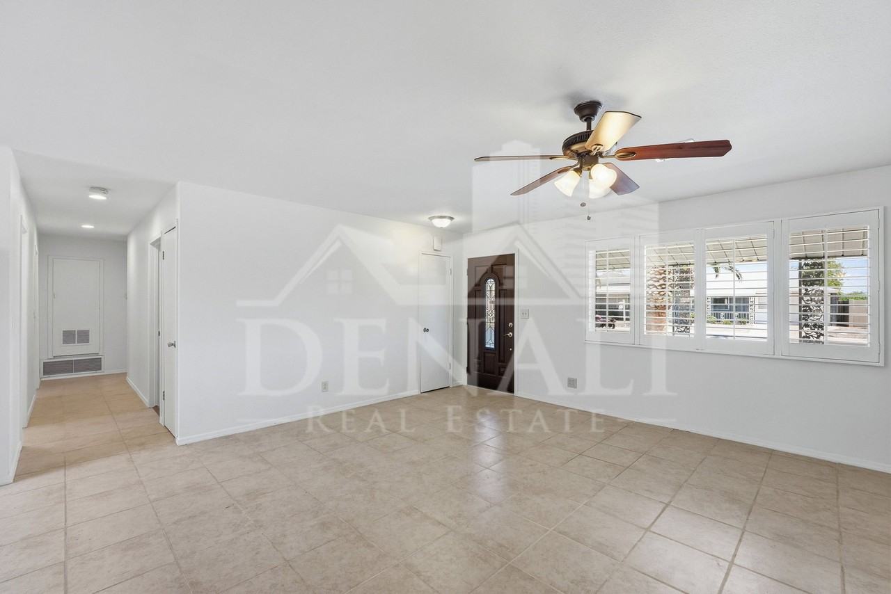 10747 W Hope Dr - Photo 5 of 27