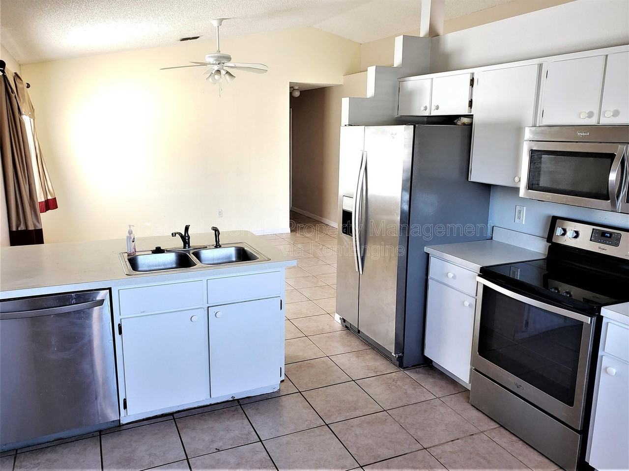 2226 Justin Ave - Photo 4 of 28