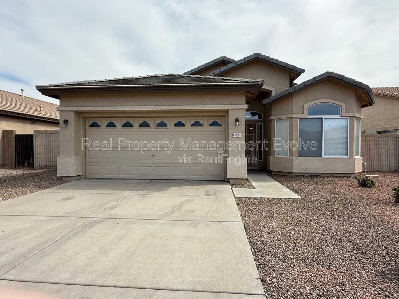 11913 W Jackson St - Photo 2 of 32