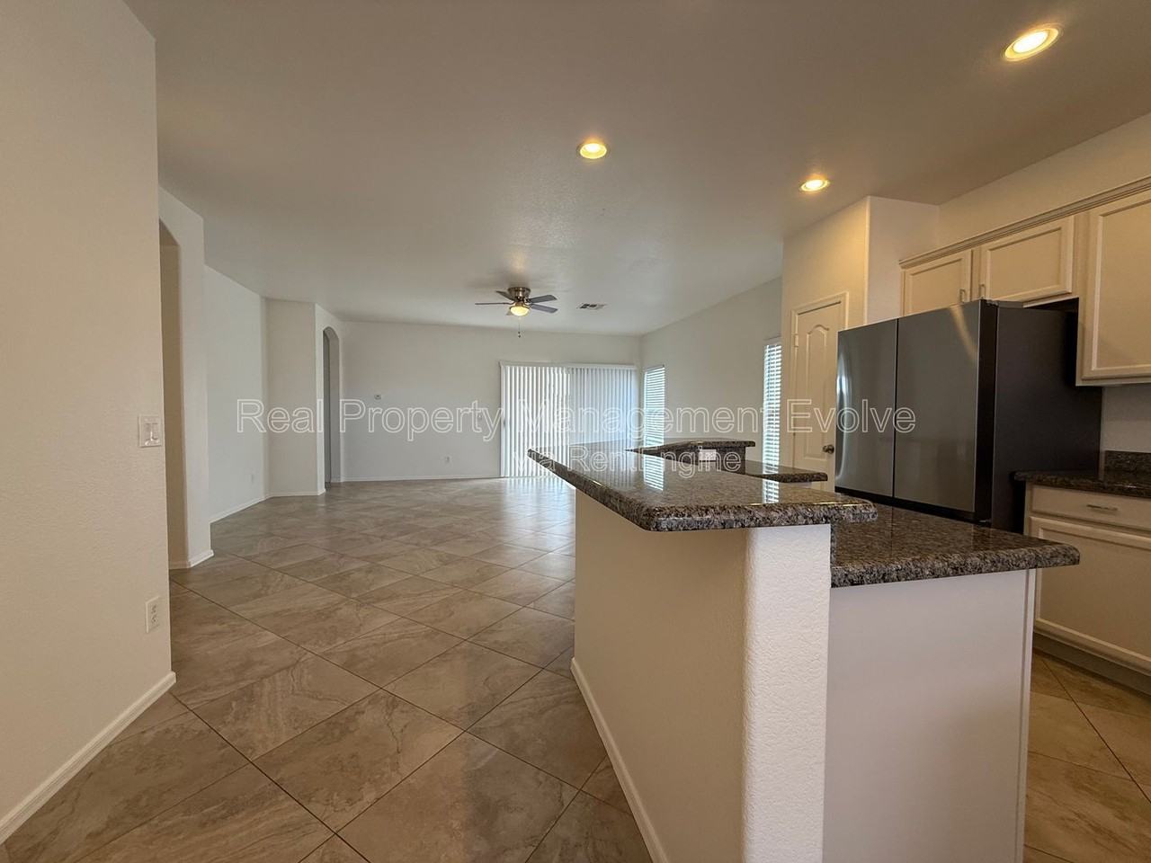 11913 W Jackson St - Photo 4 of 32