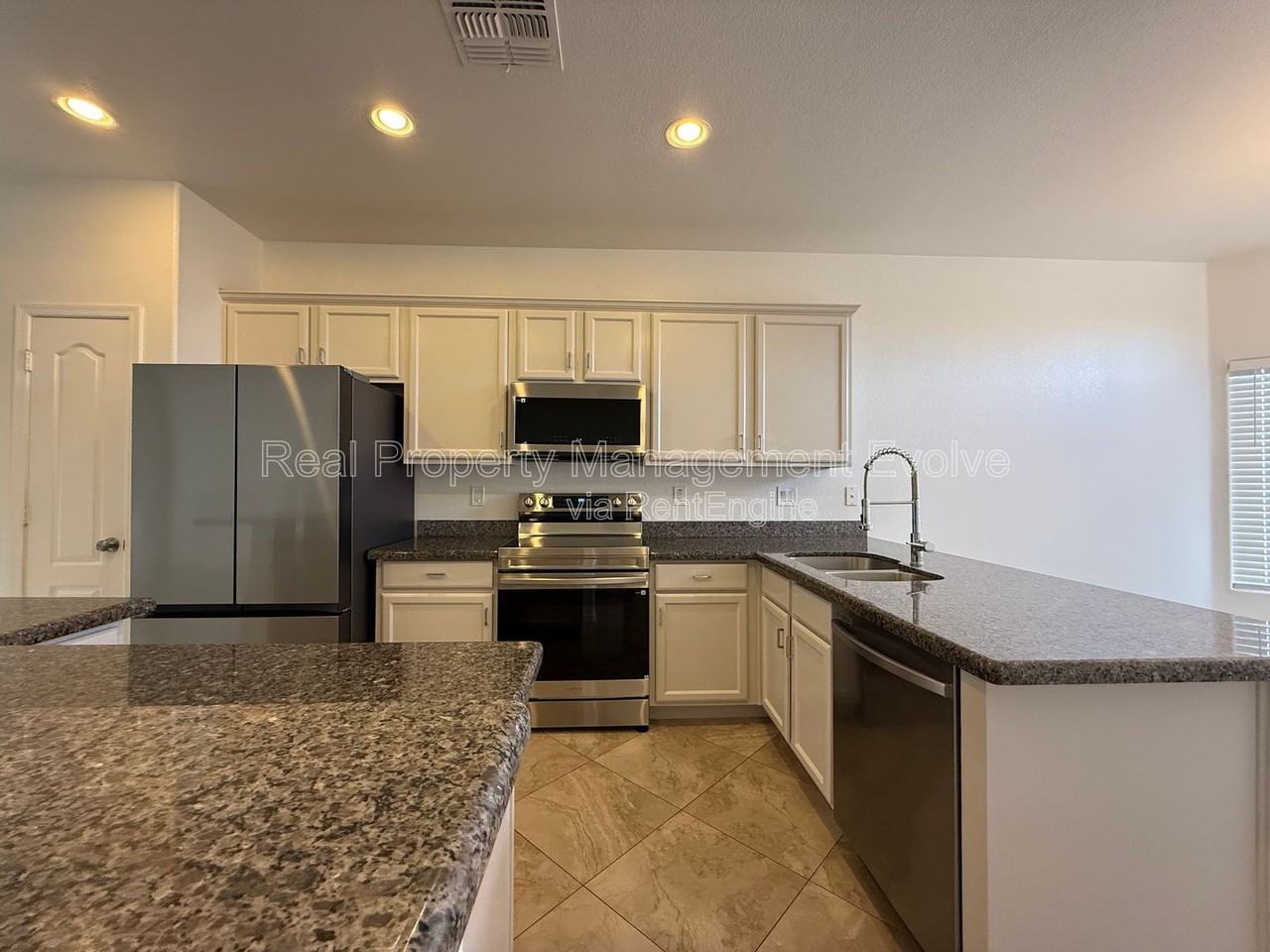 11913 W Jackson St - Photo 5 of 32