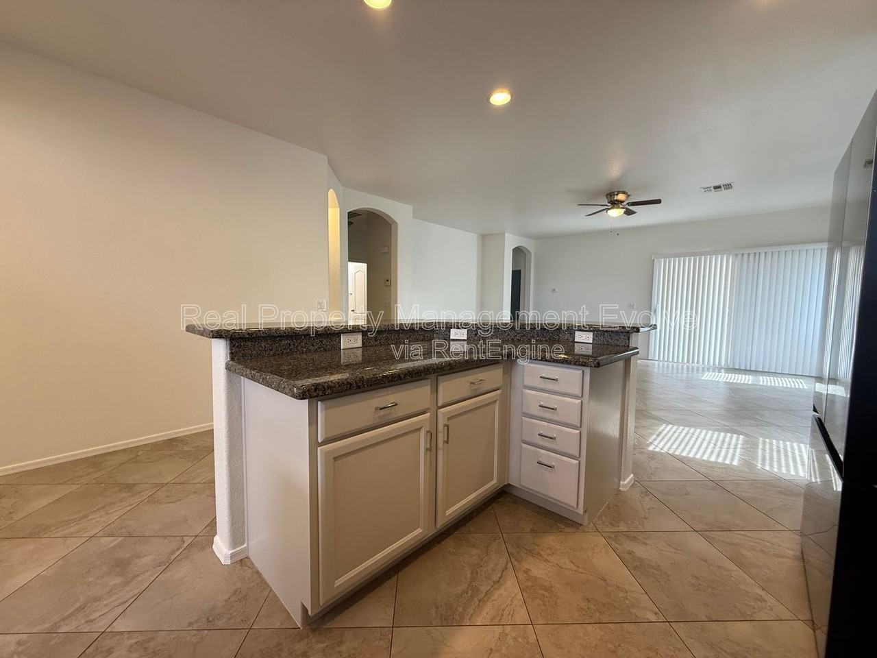 11913 W Jackson St - Photo 7 of 32