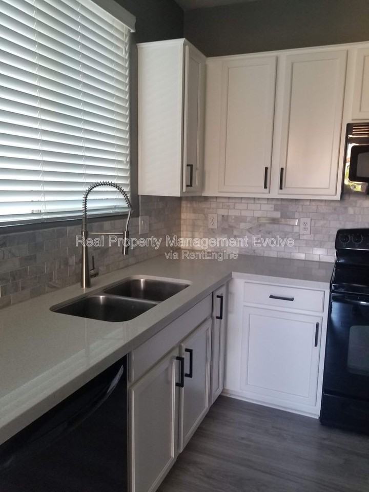 3234 W Florimond Rd - Photo 2 of 32