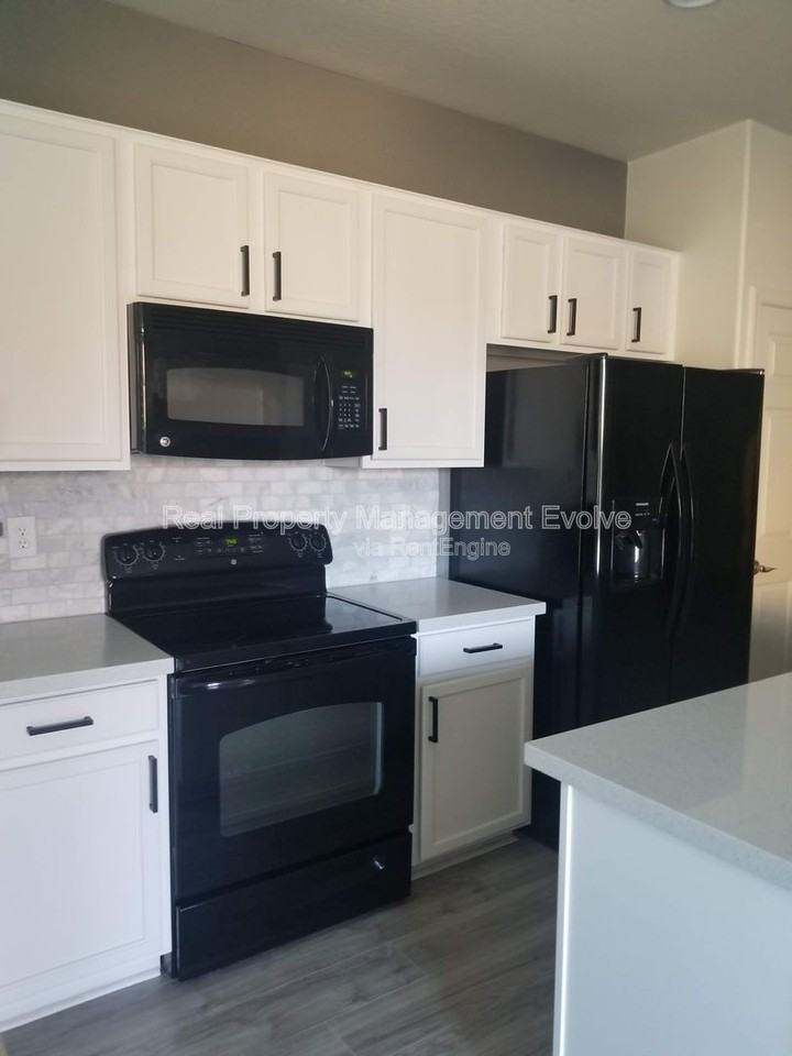 3234 W Florimond Rd - Photo 3 of 32