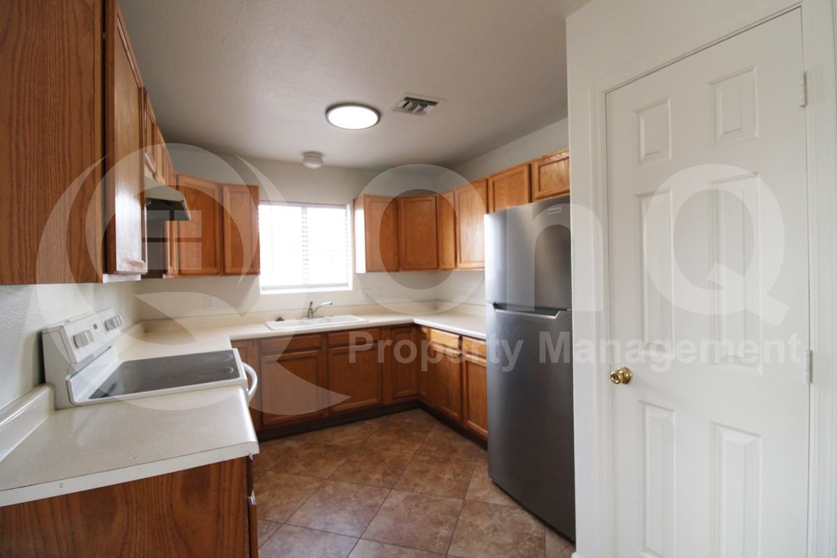 144 W Lincoln Ave - Photo 4 of 23