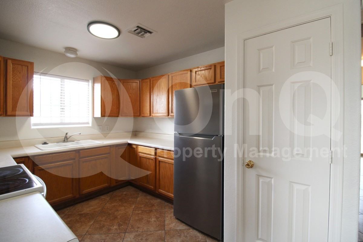 144 W Lincoln Ave - Photo 5 of 23