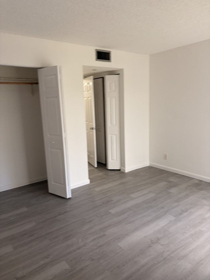 8540 N Sherman Cir #504 - Photo 7 of 10