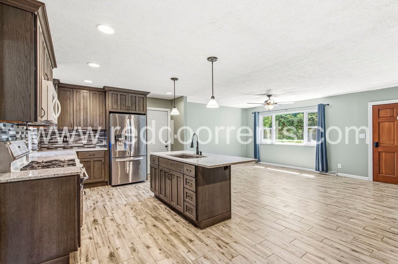 11600 E 63rd St - Photo 4 of 28