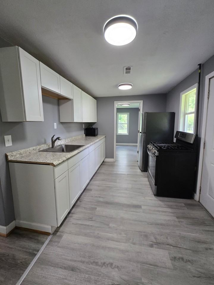 207 Shields St - Photo 2 of 9