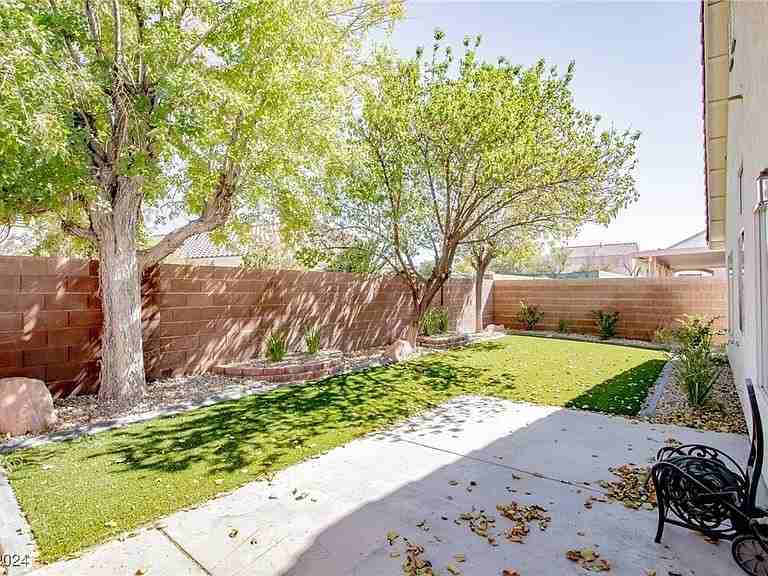 5554 Merriweather Dr - Photo 4 of 20