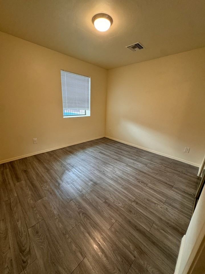 4145 E Fairmount St #D - Photo 6 of 10