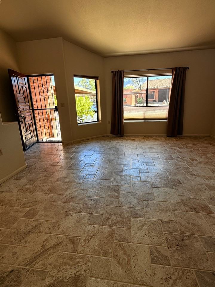 8631 N Little Oak Ln - Photo 2 of 10
