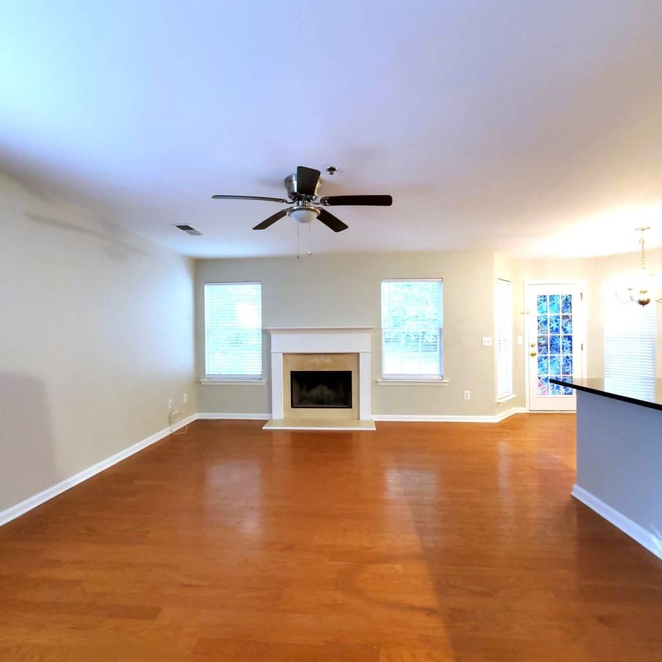 300 Cottonwood Creek Cir - Photo 3 of 20
