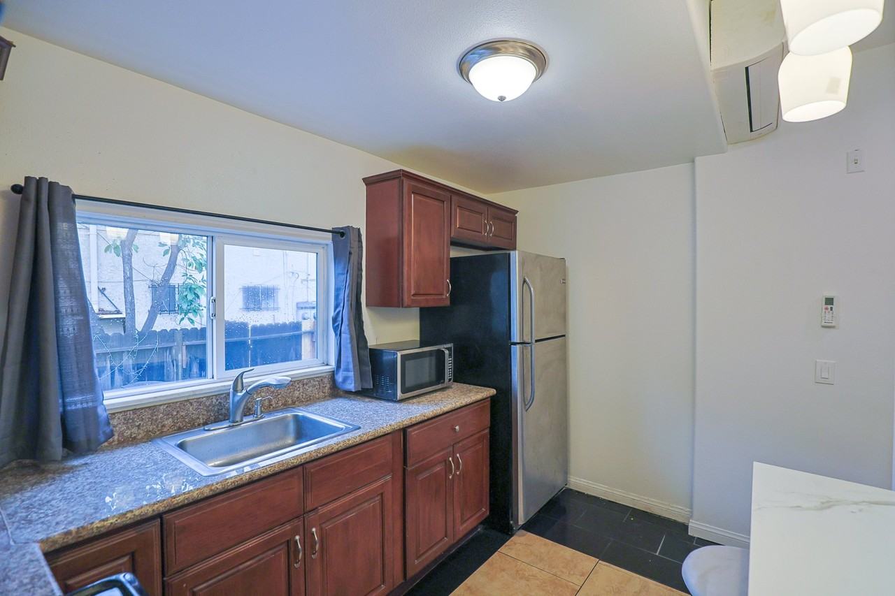 2626 S Budlong Ave - Photo 2 of 16
