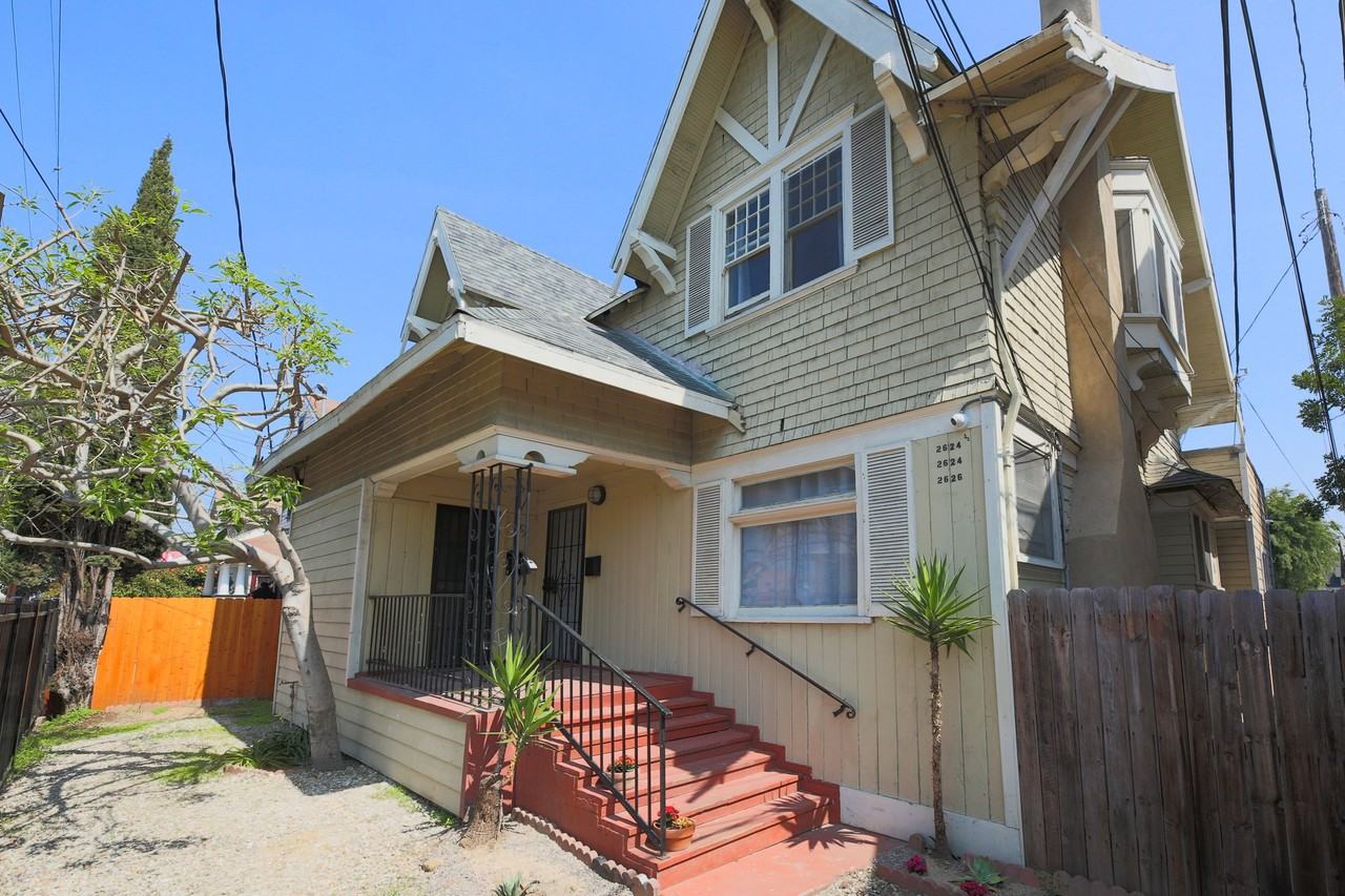 2626 S Budlong Ave - Photo 3 of 16