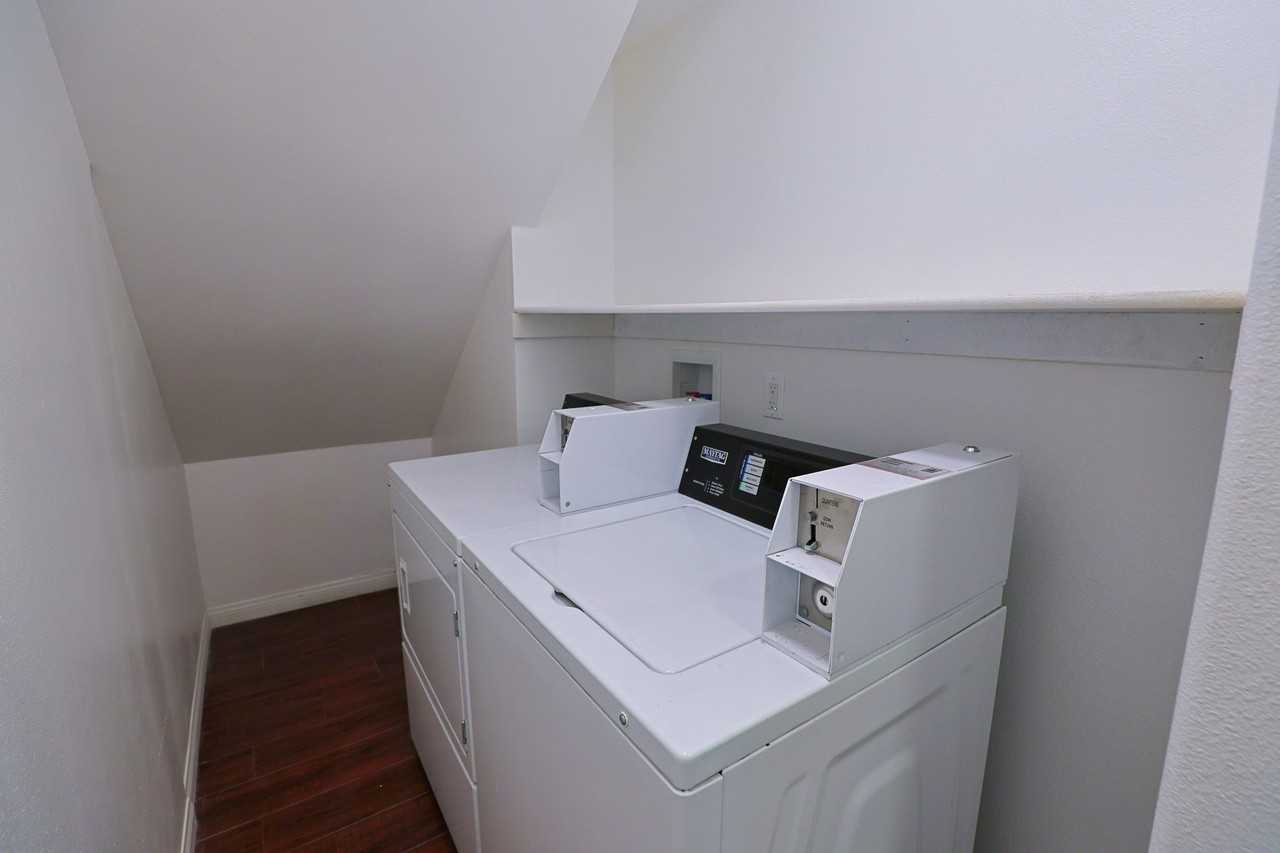 2626 S Budlong Ave - Photo 4 of 16