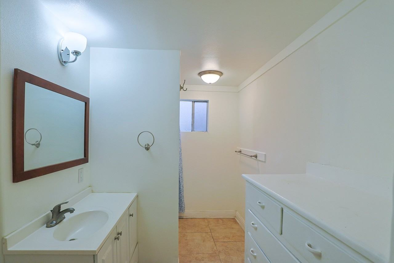 2626 S Budlong Ave - Photo 5 of 16