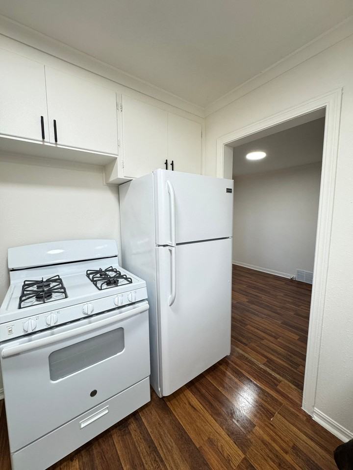 1436 S Hickory Ave - Photo 2 of 9