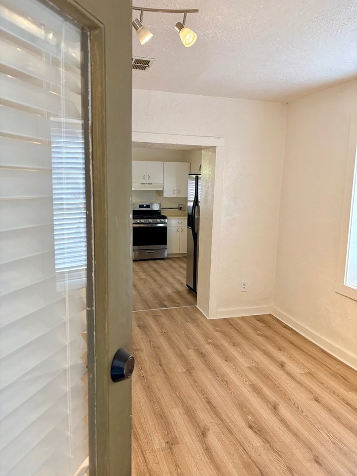 208 Bernard St - Photo 2 of 10