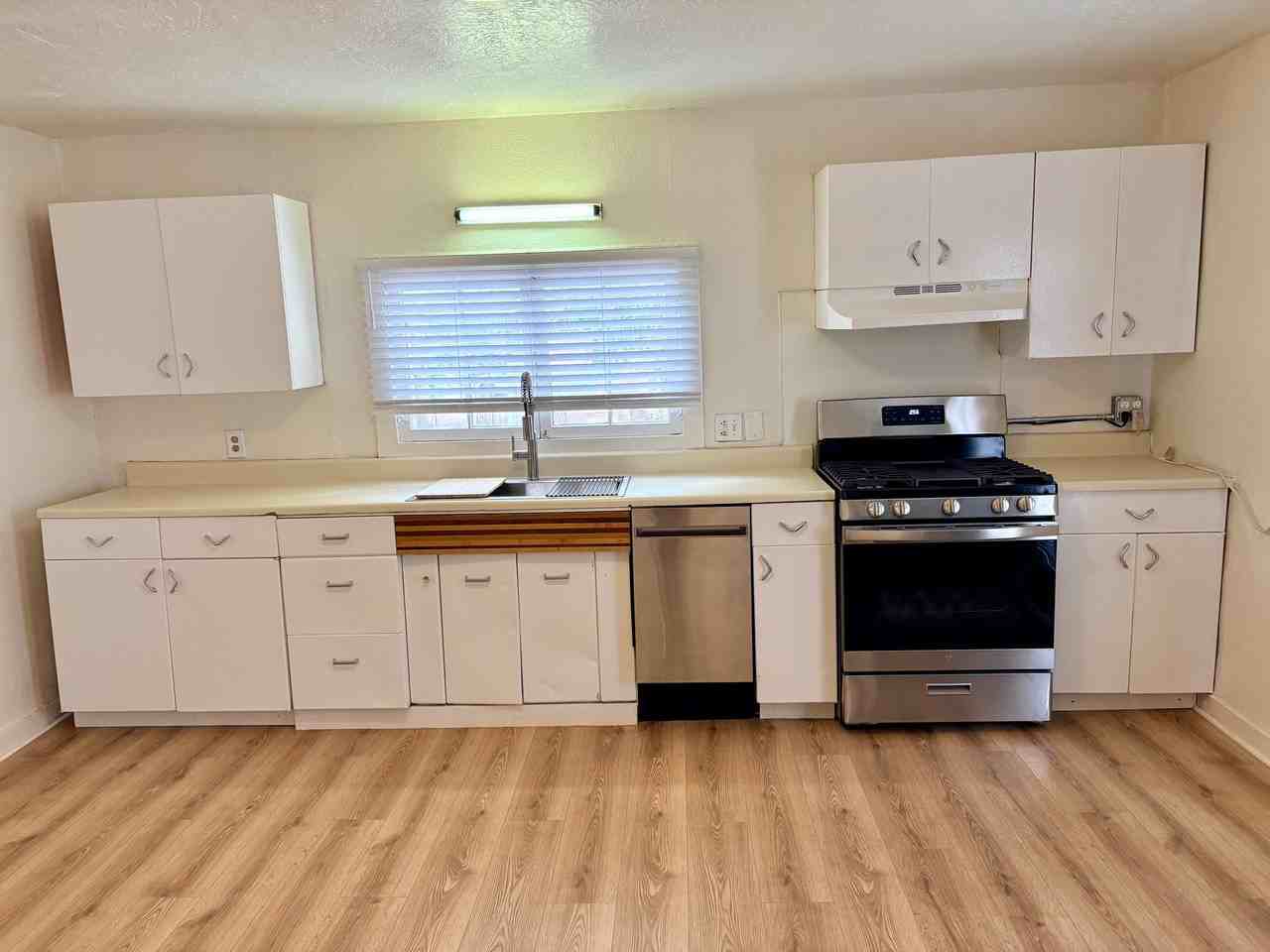 208 Bernard St - Photo 4 of 10