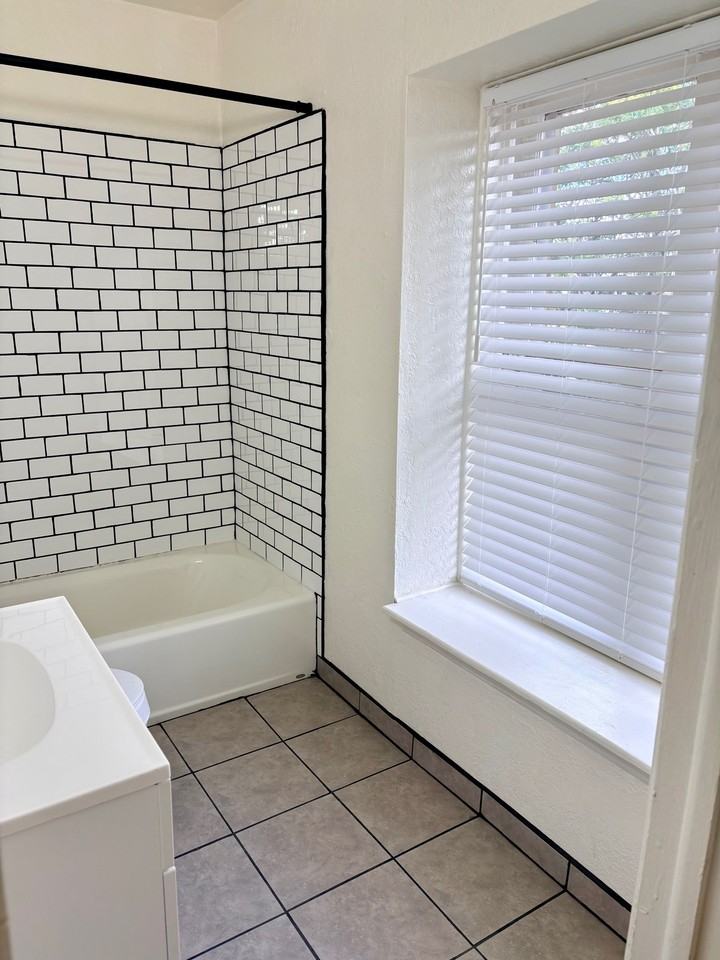 208 Bernard St - Photo 7 of 10