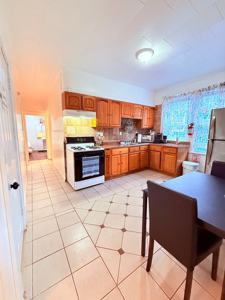 52 Brookdale Ave #2ndFL - Photo 5 of 5