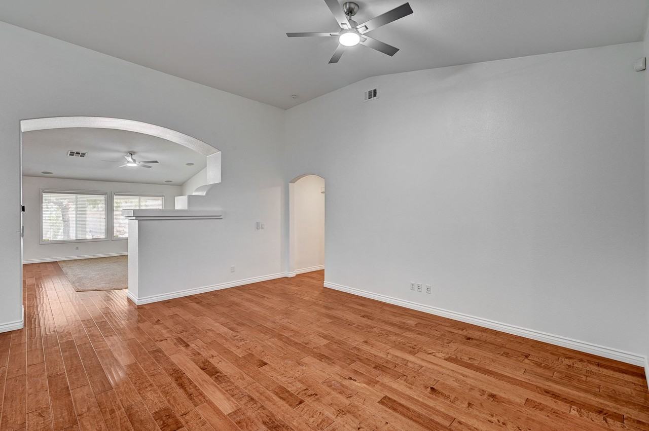 9042 Edenbridge Ct - Photo 3 of 20