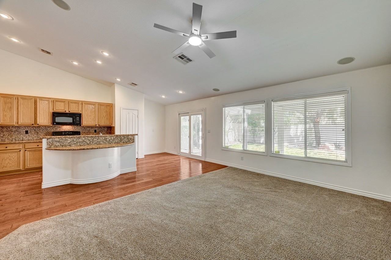9042 Edenbridge Ct - Photo 6 of 20