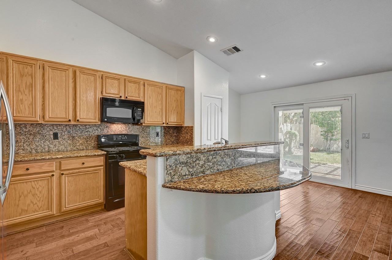9042 Edenbridge Ct - Photo 7 of 20