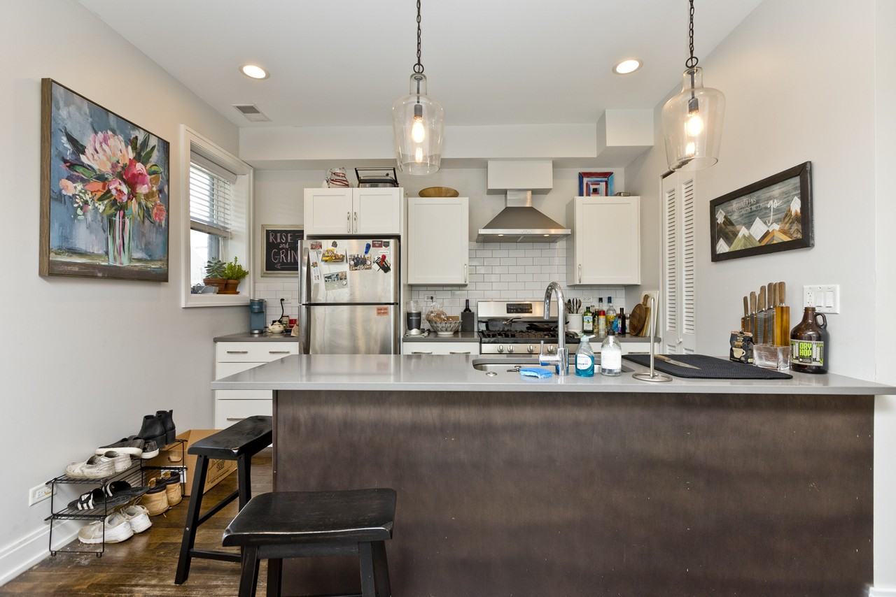 856 N Hermitage Ave #2R - Photo 2 of 18