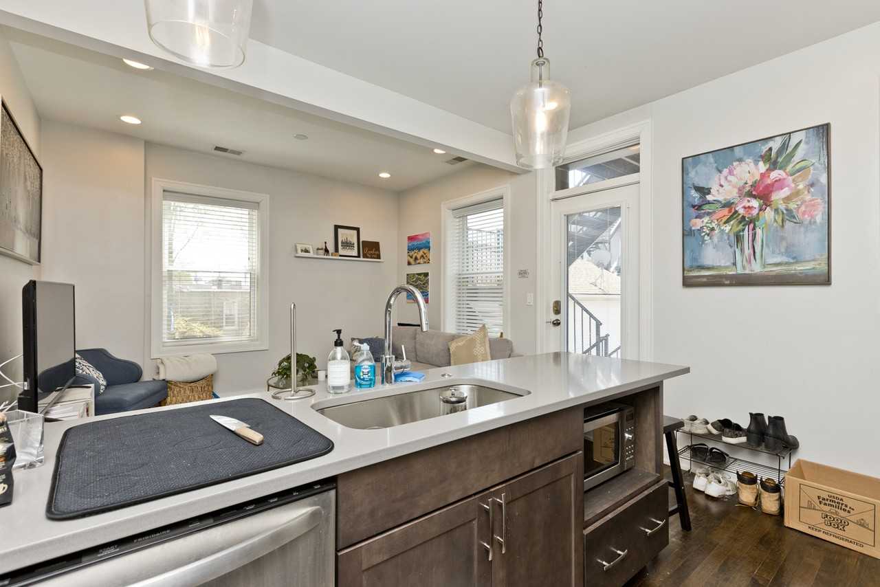 856 N Hermitage Ave #2R - Photo 3 of 18