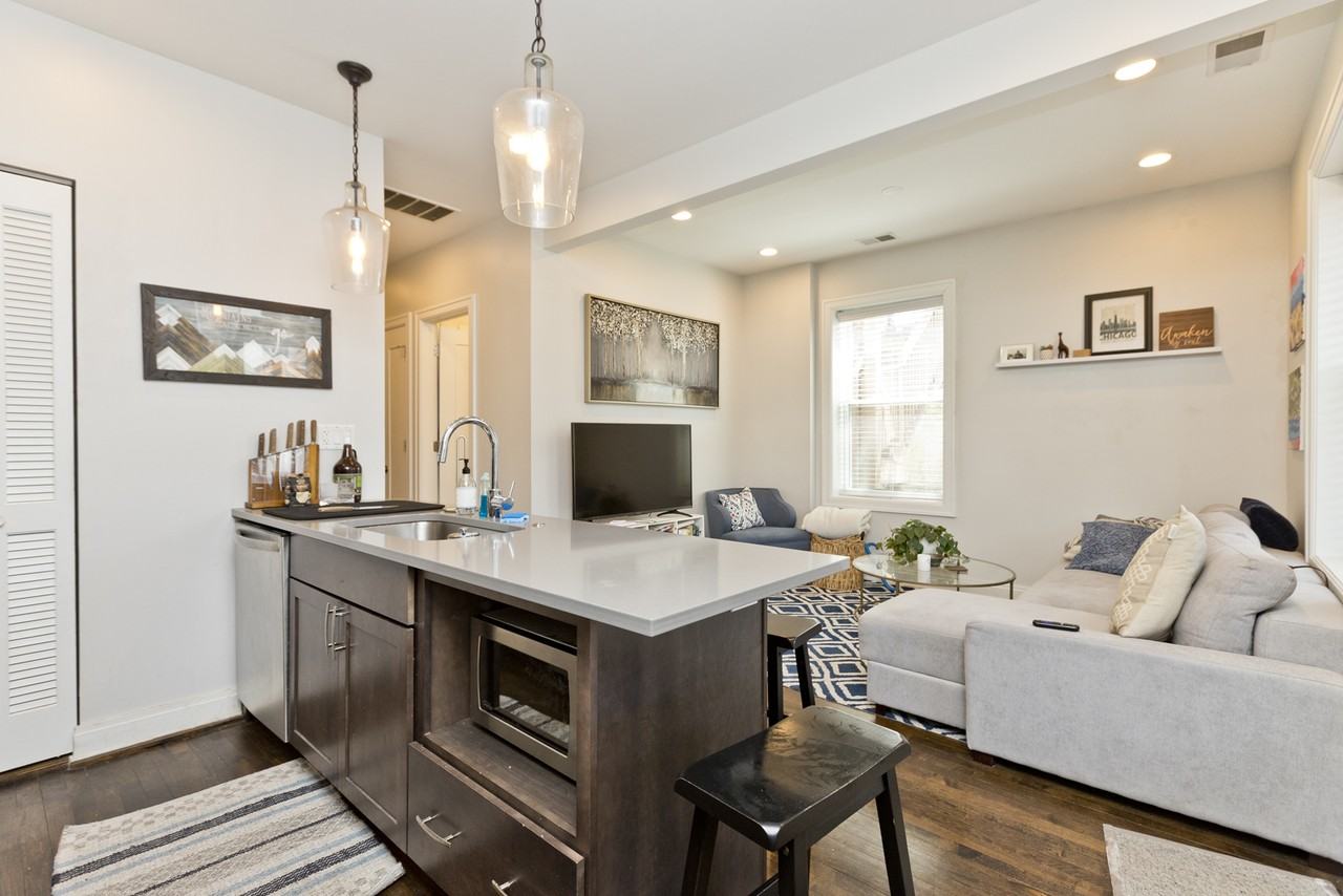 856 N Hermitage Ave #2R - Photo 4 of 18