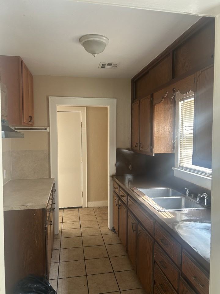 2308 Ne 21st St #1 - Photo 5 of 20