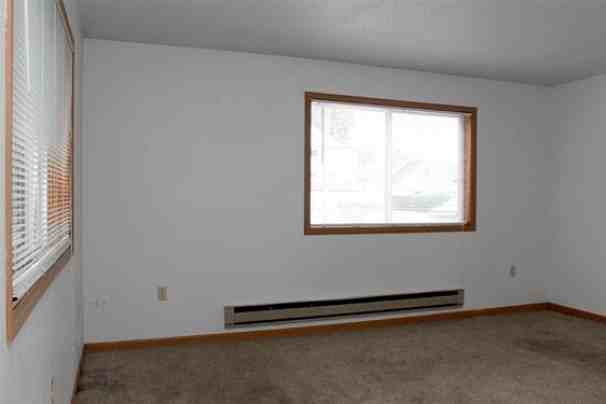 916 S 6th St - Photo 4 of 30