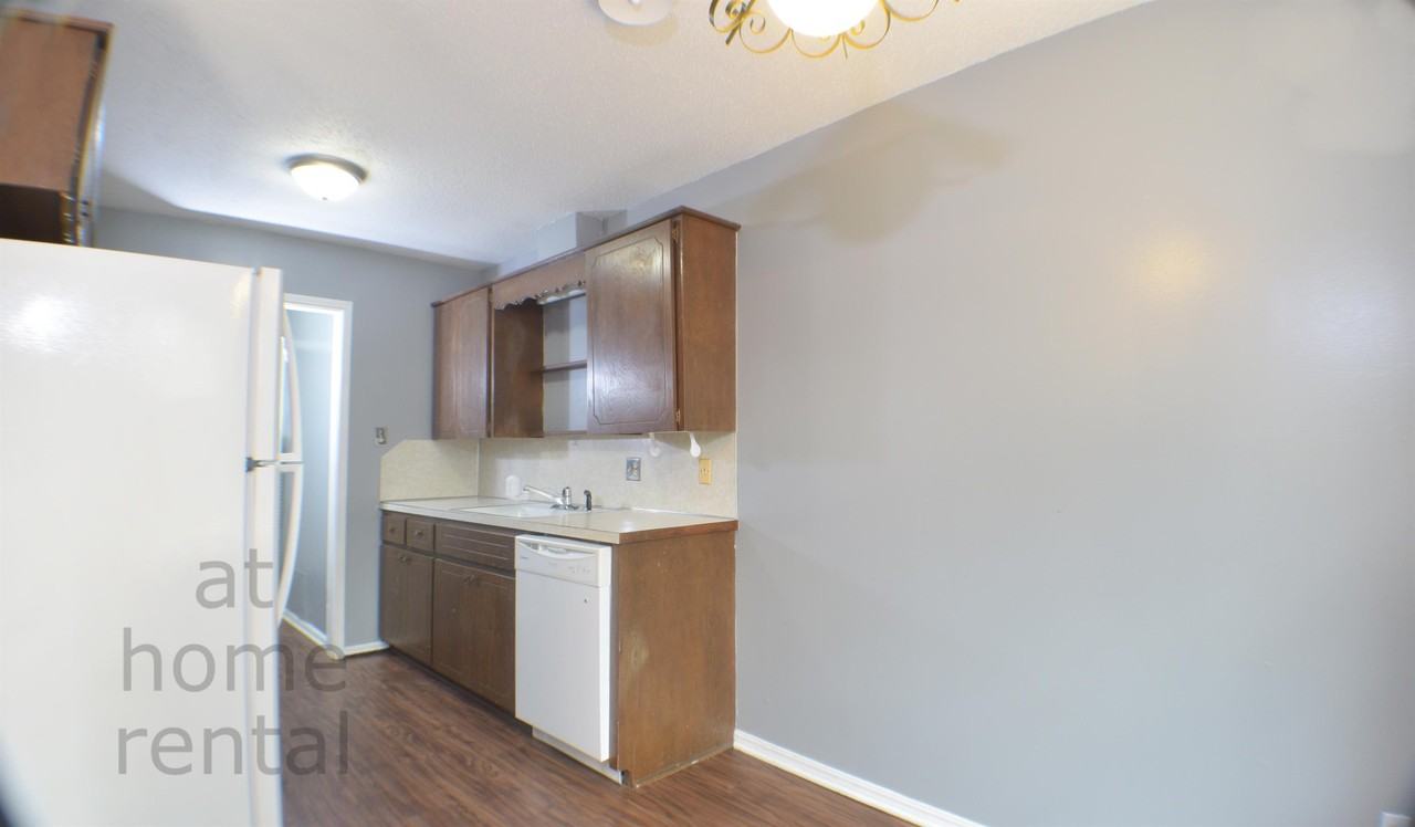 Sleezer - 4707 - Photo 6 of 18
