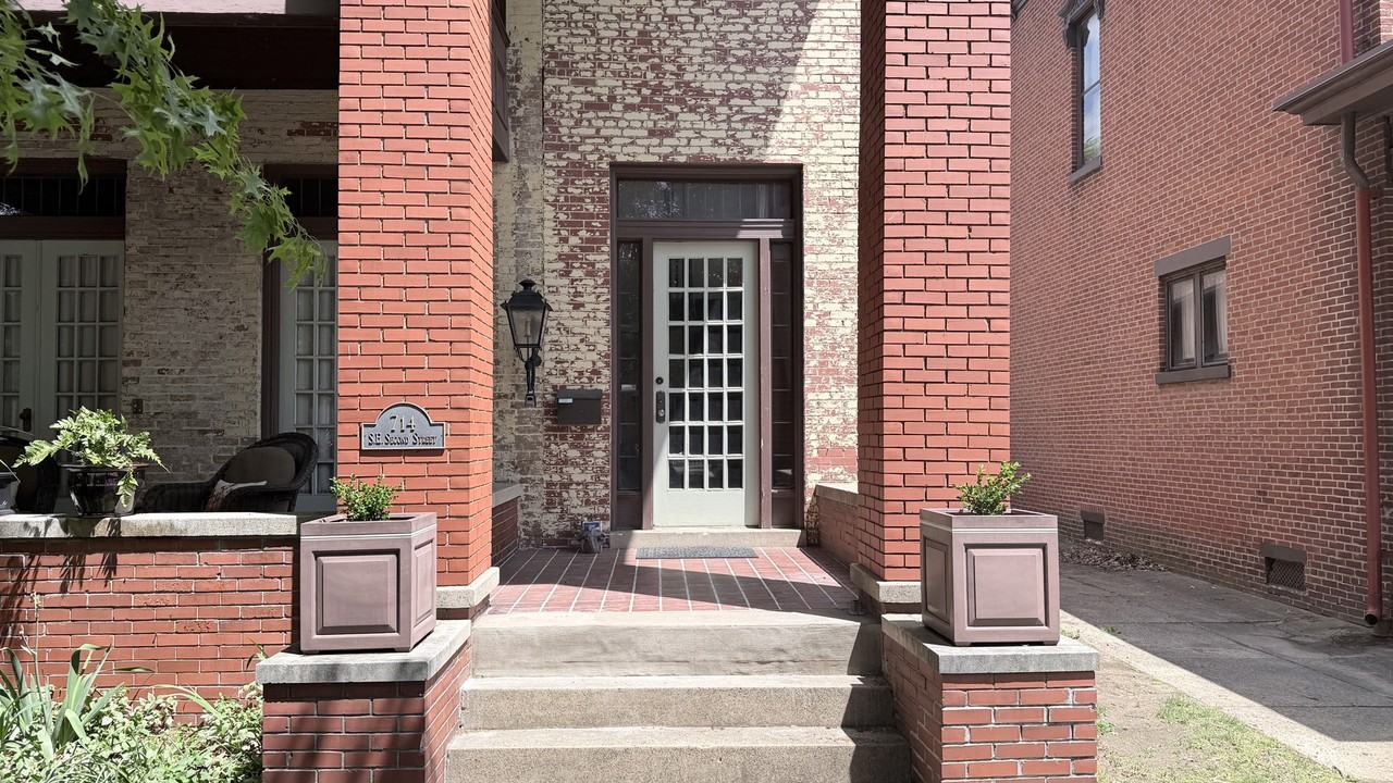 714 Southeast 2nd Street - Photo 2 of 20