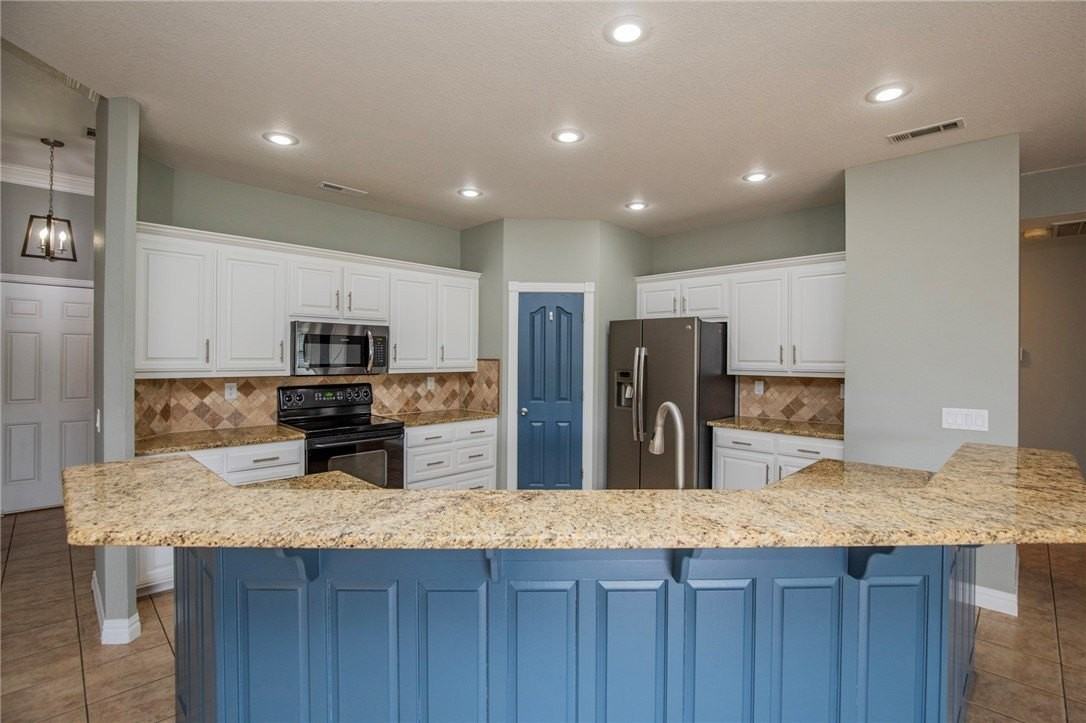 14198 Rolling Hills Dr - Photo 4 of 33