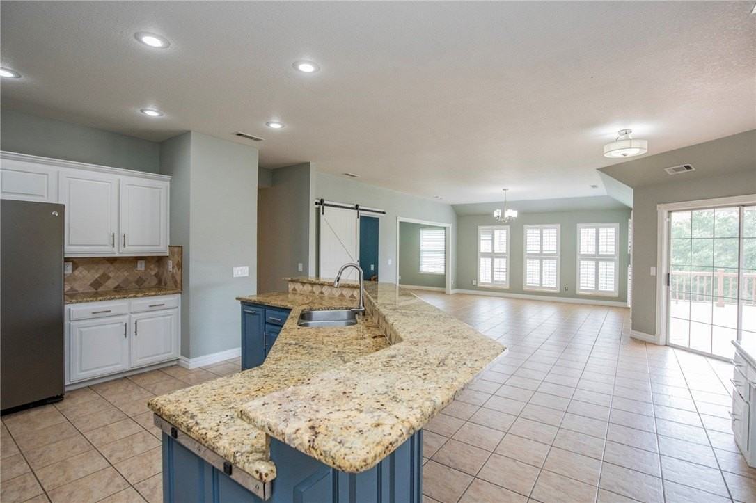 14198 Rolling Hills Dr - Photo 6 of 33