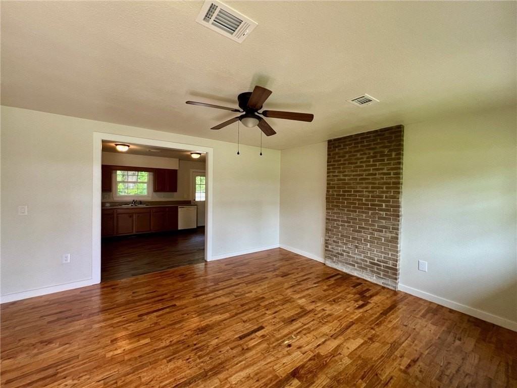 606 Elgin St Ne - Photo 4 of 15