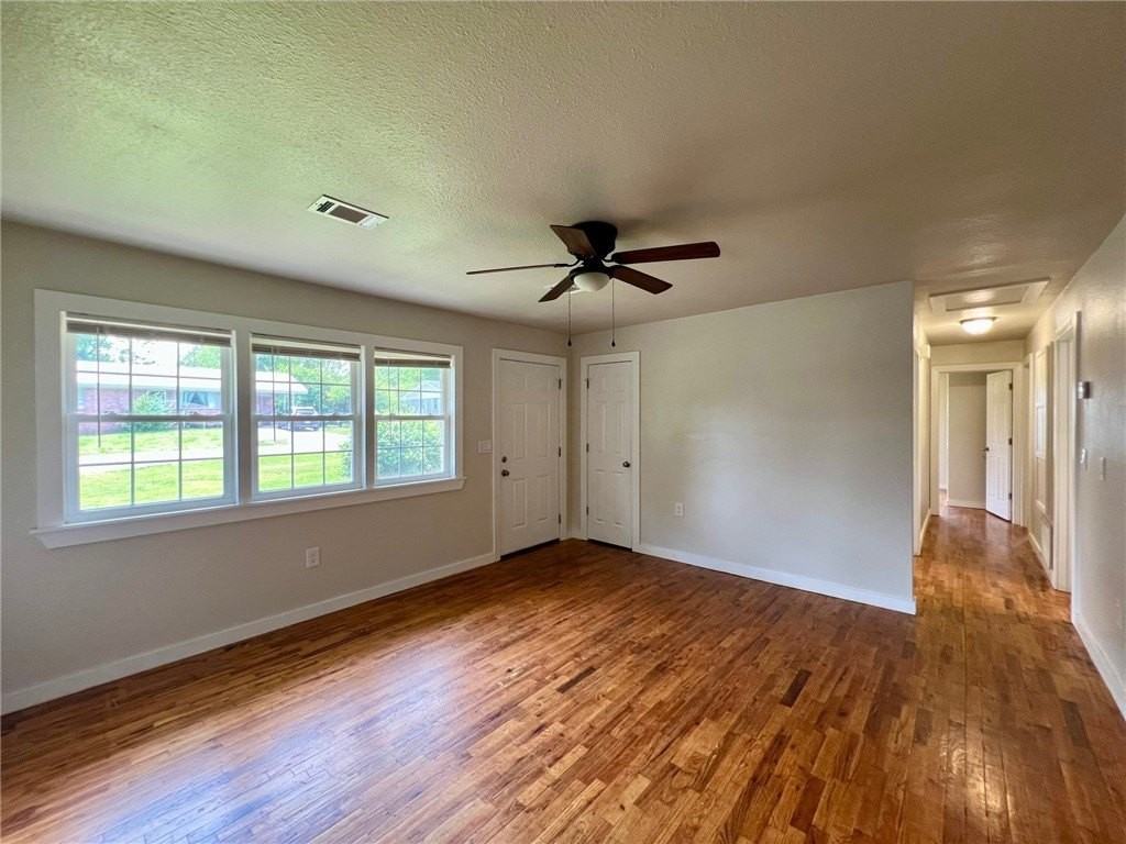 606 Elgin St Ne - Photo 5 of 15