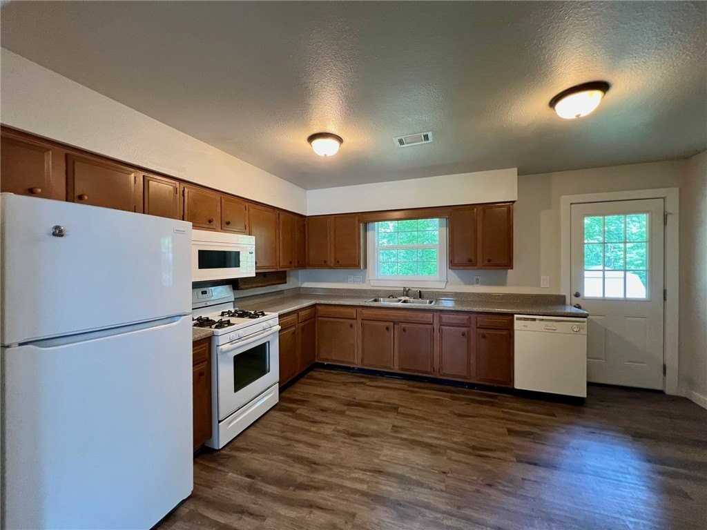 606 Elgin St Ne - Photo 6 of 15