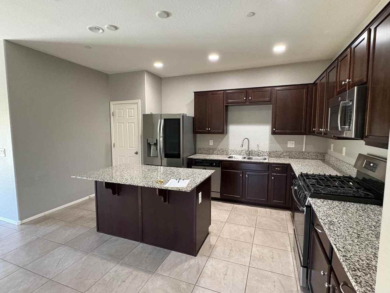 21248 W Palm Ln - Photo 4 of 15