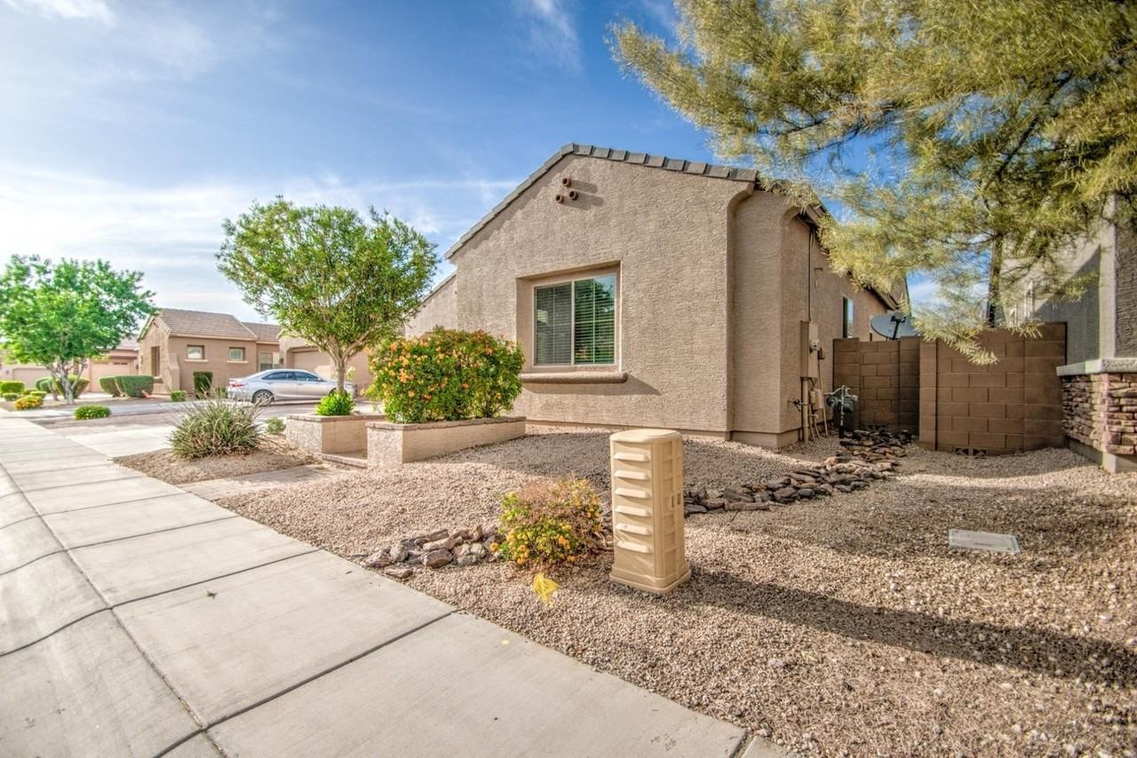 2552 E Redwood Pl - Photo 3 of 48