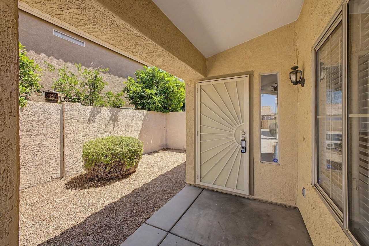 7043 W Phelps Rd - Photo 4 of 32