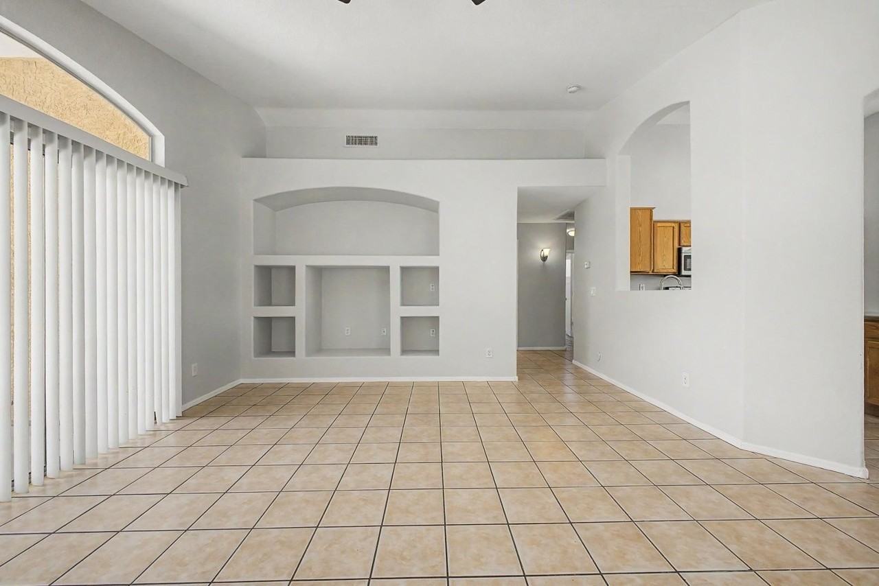 7043 W Phelps Rd - Photo 7 of 32
