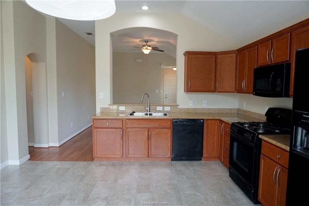 1810 Stephanie St - Photo 4 of 29