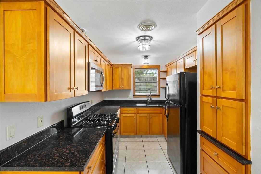 1033 Bradshaw Dr - Photo 4 of 17
